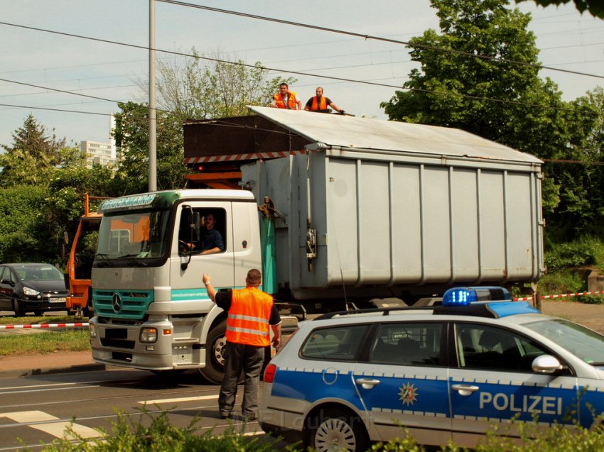 LKW riss Oberleitung ab Koeln Deutz Am Schnellert Siegburgerstr P119.JPG